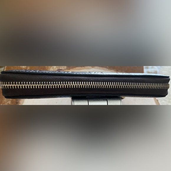 Gucci Black Embossed Wallet - Picture 10 of 16